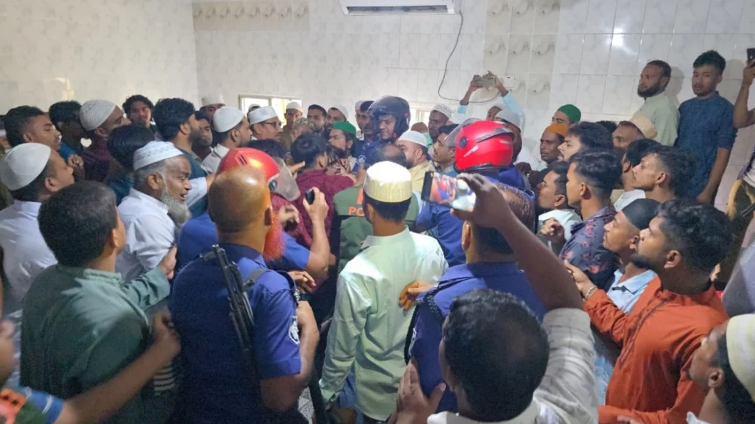 নিজামীপুত্রের নামাজ পড়ানোকে কেন্দ্র করে মসজিদের ভেতরেই হট্টগোল-মারামারি