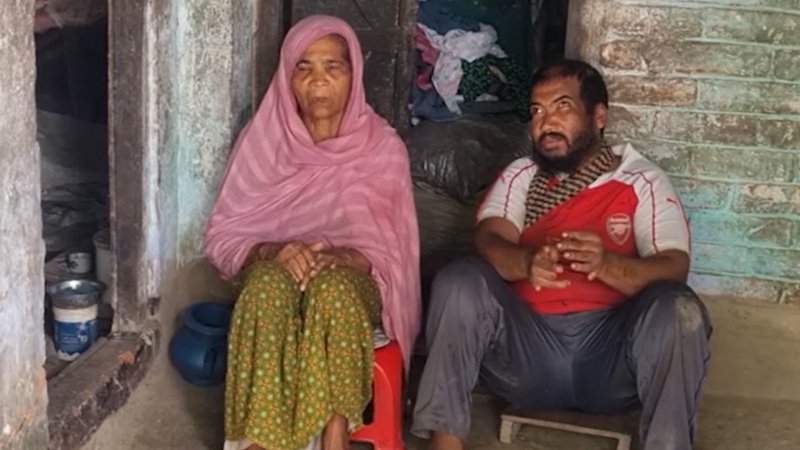 অন্ধত্বকে জয় করে ৫০ বছর ধরে মায়ের মুখে অন্ন জোগান মুখলেসুর