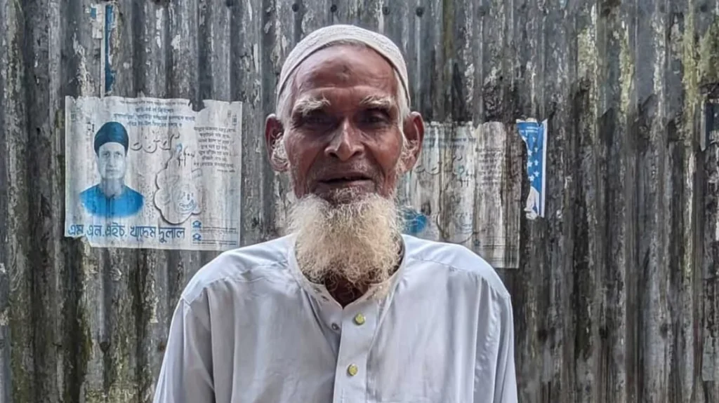 ১৫ বছর আগের ১০০ টাকা ফেরত দিতে পাওনাদারের বাড়িতে বৃদ্ধ