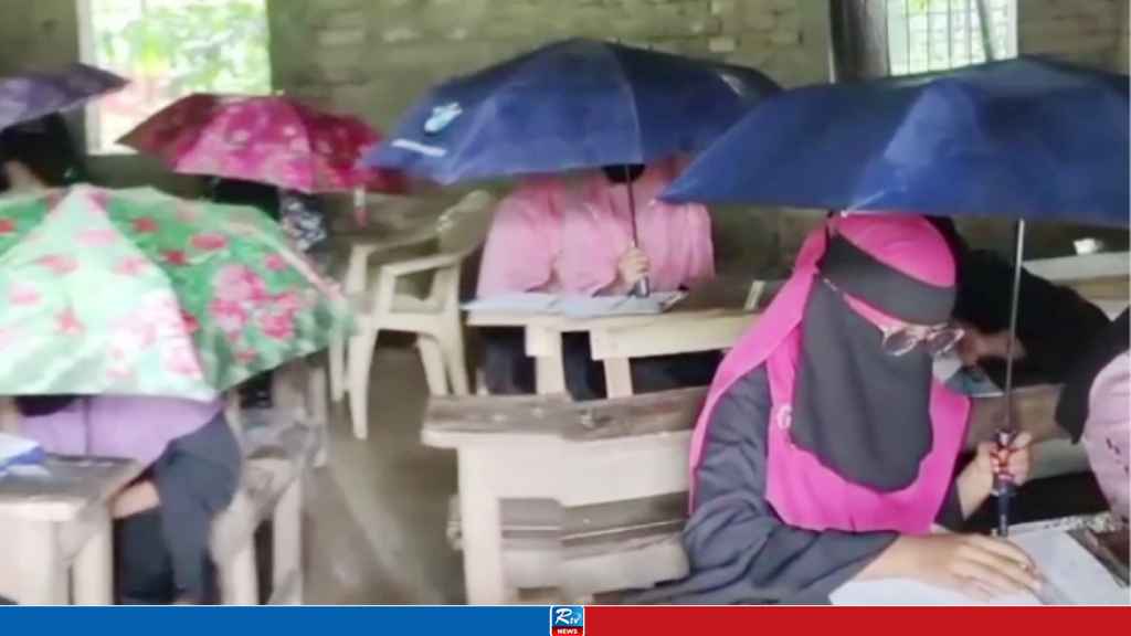 বৃষ্টির পানিতে ছাতা মাথায় পরীক্ষা দিলেন শিক্ষার্থীরা