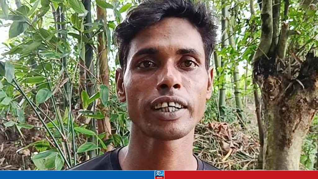 ঘরে ঢুকে ছেলের গলাকাটা মরদেহ দেখলেন মা