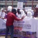 ‘আমি সরকারি চাকরি করি, তোমরা আমার চাকরিডা খাইয়ো না’