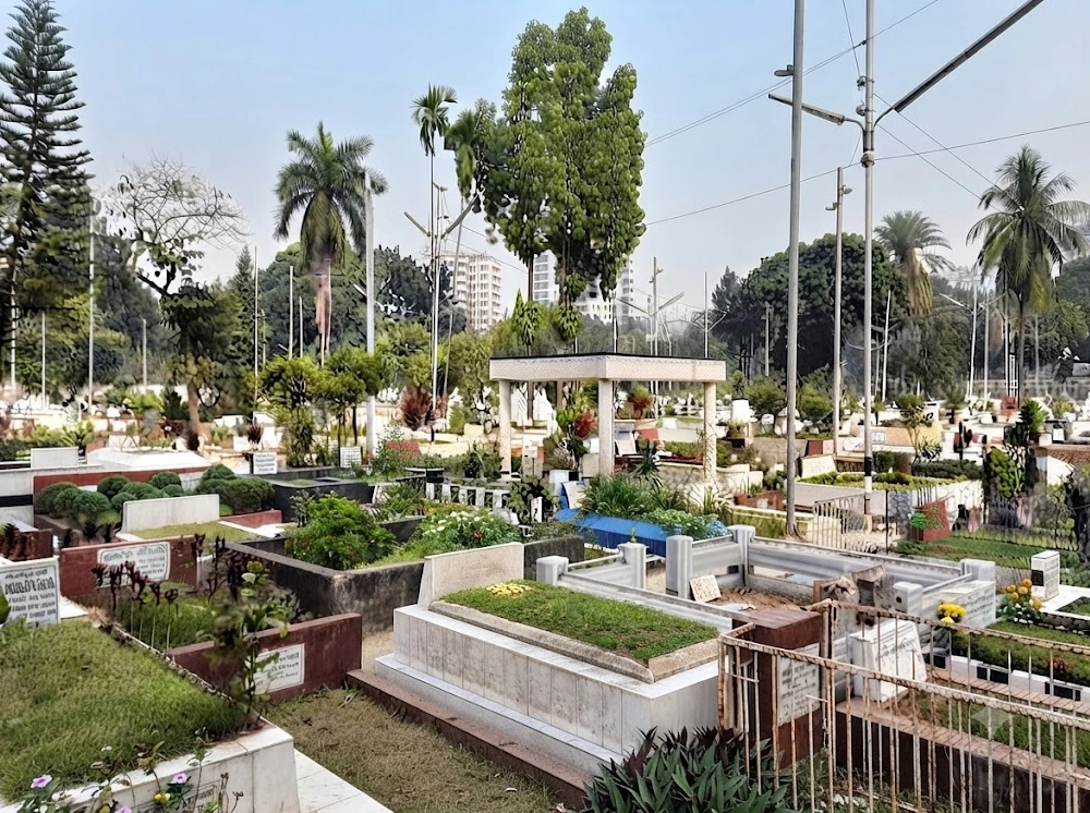 আলীশান ফ্ল্যাটের দামে ‘সাড়ে তিন হাত মাটি’