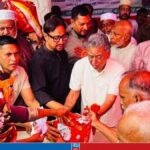 চট্টগ্রামে ত্রাণ বিতরণের মঞ্চ ভেঙে পড়ে গেলেন অর্থমন্ত্রী