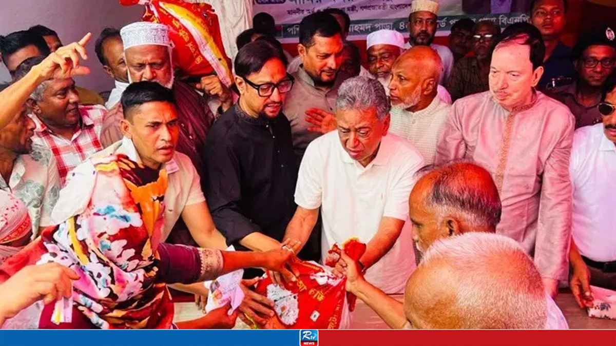চট্টগ্রামে ত্রাণ বিতরণের মঞ্চ ভেঙে পড়ে গেলেন অর্থমন্ত্রী