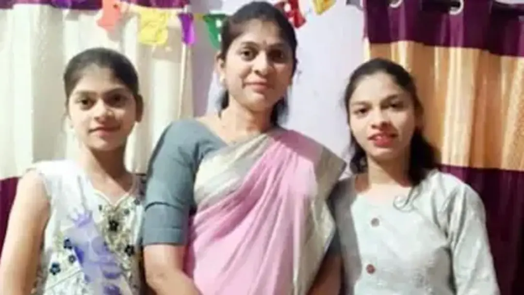 স্ত্রী-দুই মেয়েসহ নদীর পানিতে ভেসে গেলো গাড়ি, গাছে ধরে বেঁচে গেলেন বাবা