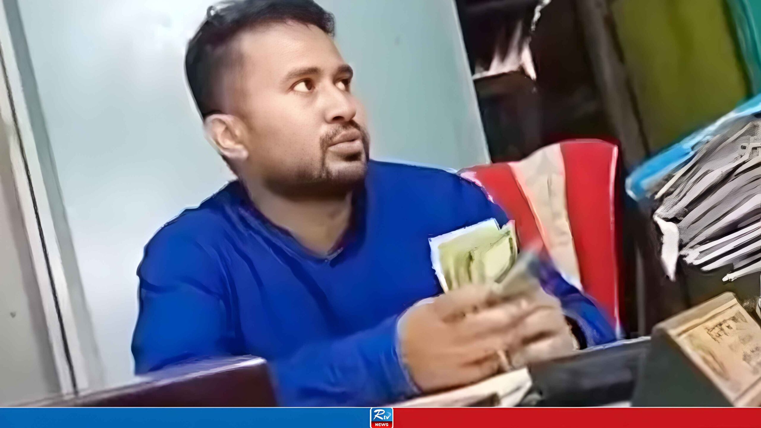 অফিসে বসে ঘুষের টাকা গুনছিলেন ভূমি কর্মকর্তা, অতঃপর…