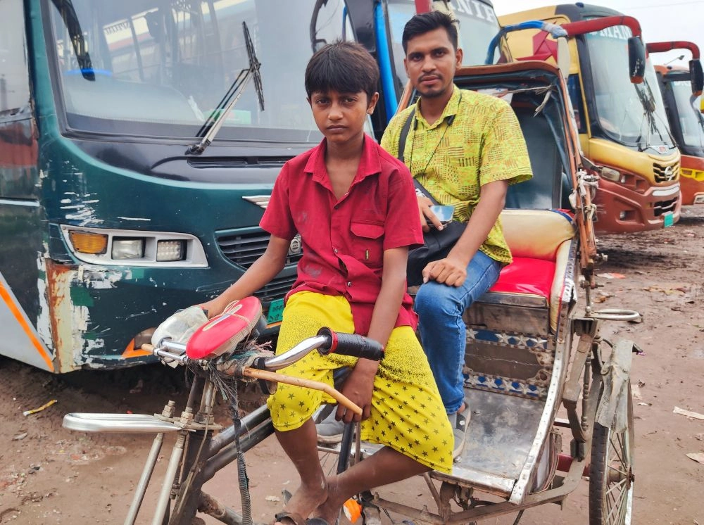 রিকশার চাকার সাথে ঘুরছে কিশোর শরিফুলের জীবন