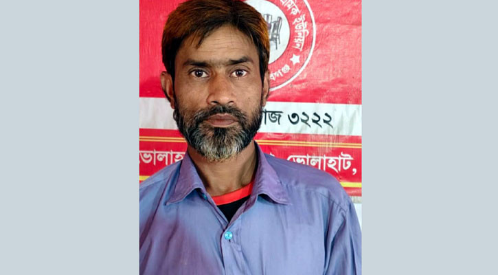 ৪৫ বছর বয়সে এসএসসি পাস করলেন কাঠমিস্ত্রি নাসিমুল হক