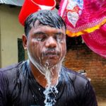 দুধ দিয়ে গোসল করে ও মায়ের মাথায় হাত রেখে রাজনীতি ছাড়লেন যুবদল নেতা