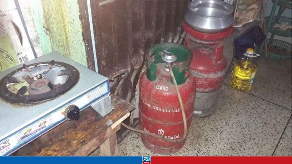 দরজা বন্ধ করে গ্যাস সিলিন্ডারে আগুন লাগিয়ে দেন শিবলু, অতঃপর…