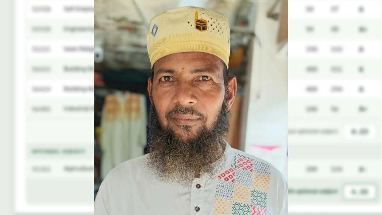 ৫৪ বছর বয়সে এসএসসি পাস করলেন আকবর